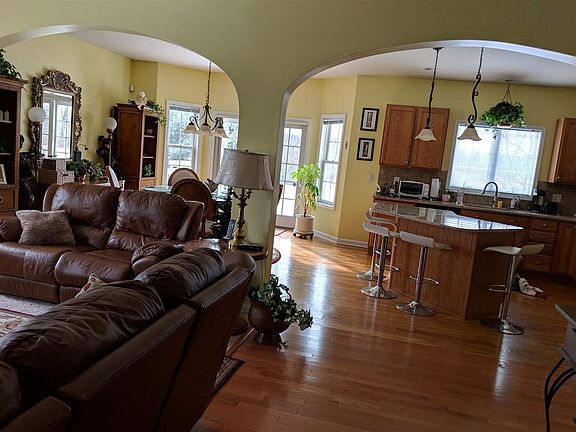 3rd image of 19 Hampton Cir