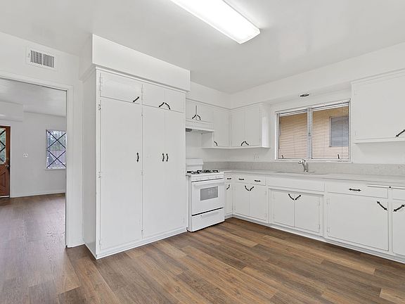 5th image of 534 Roosevelt Rd APT N