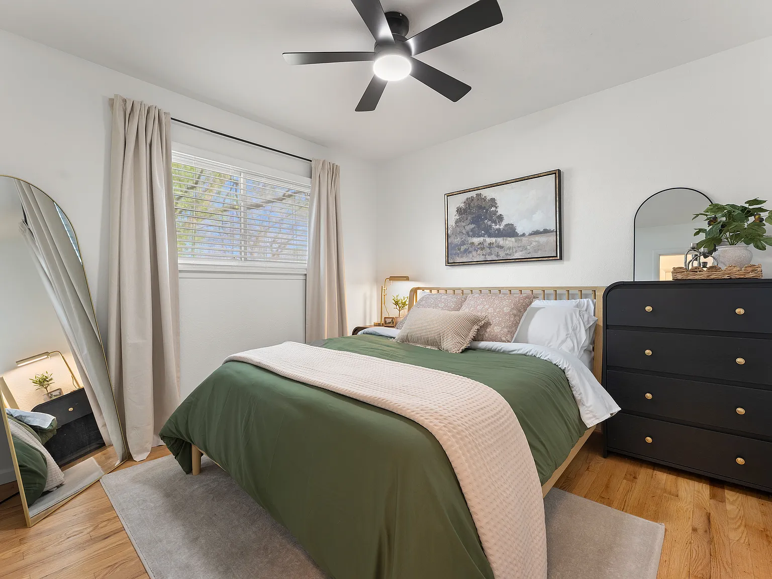2421 N Sage St — Photo 4