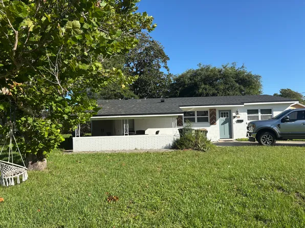 530 Sailfish Dr E, Atlantic Beach, FL 32233