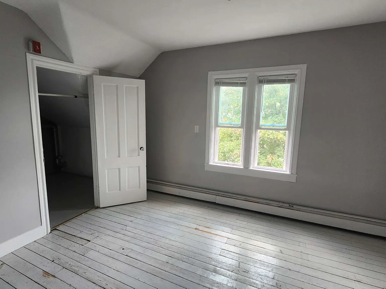 8 bed, 2360 sqft, $2,400 — Photo 4