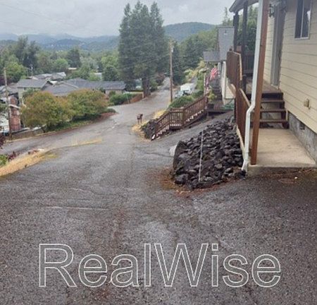 4th image of 1384 NE Ridge Ave
