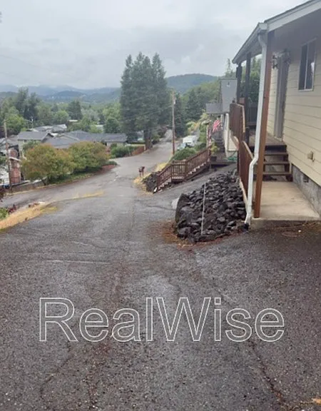 1384 NE Ridge Ave — Photo 4