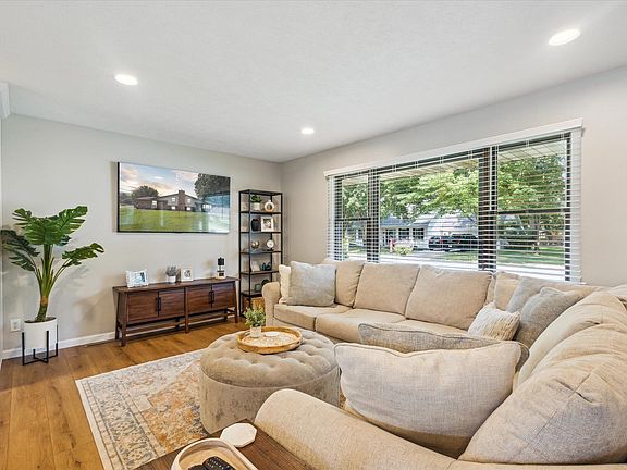 4th image of 55961 Jefferson Knolls Dr