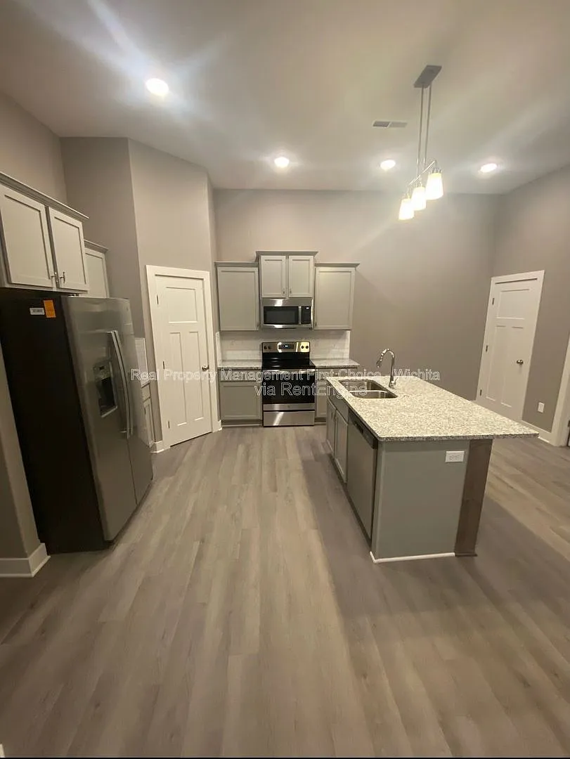 3 bed, 2.0 bath, 1200 sqft, $1,550 — Photo 3
