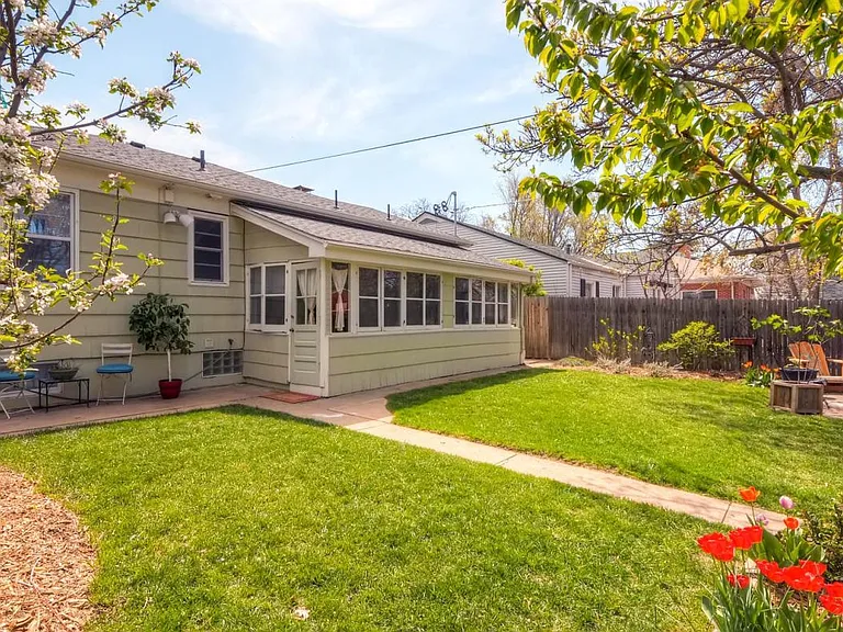1009 Collyer St — Photo 1