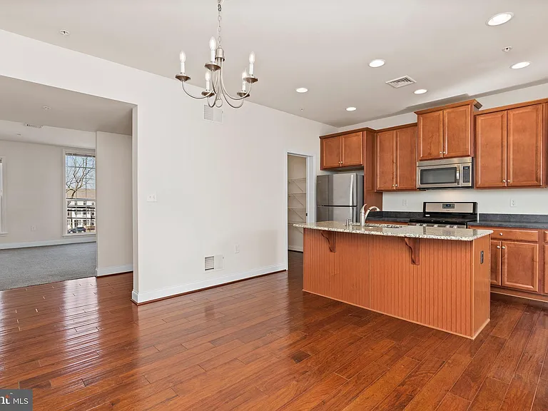 1323 Saxton Way — Photo 8