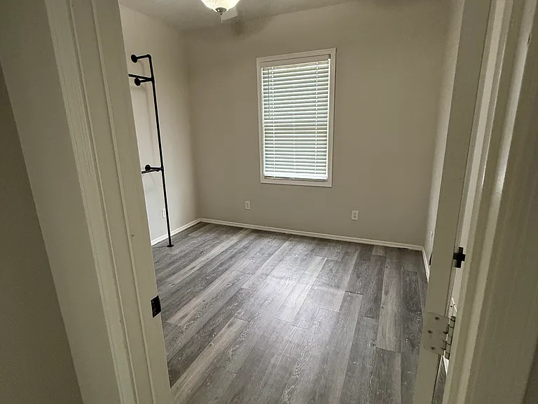 5714 S 21st Ter — Photo 11