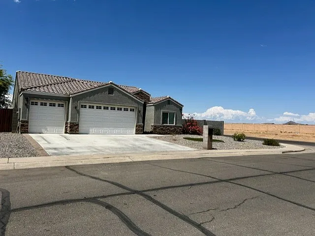 4 bed, 1568 sqft, $2,400 — Photo 2