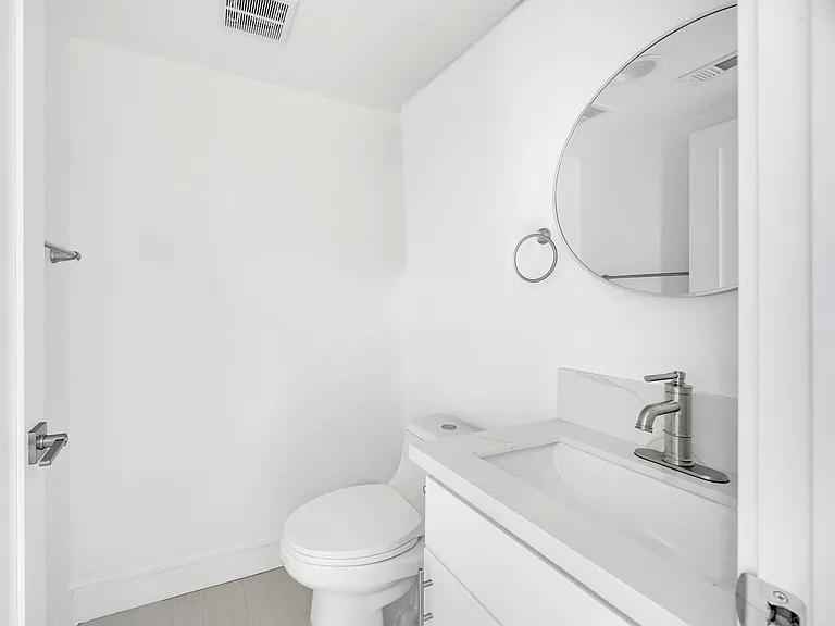 1150 W 38th St — Photo 110