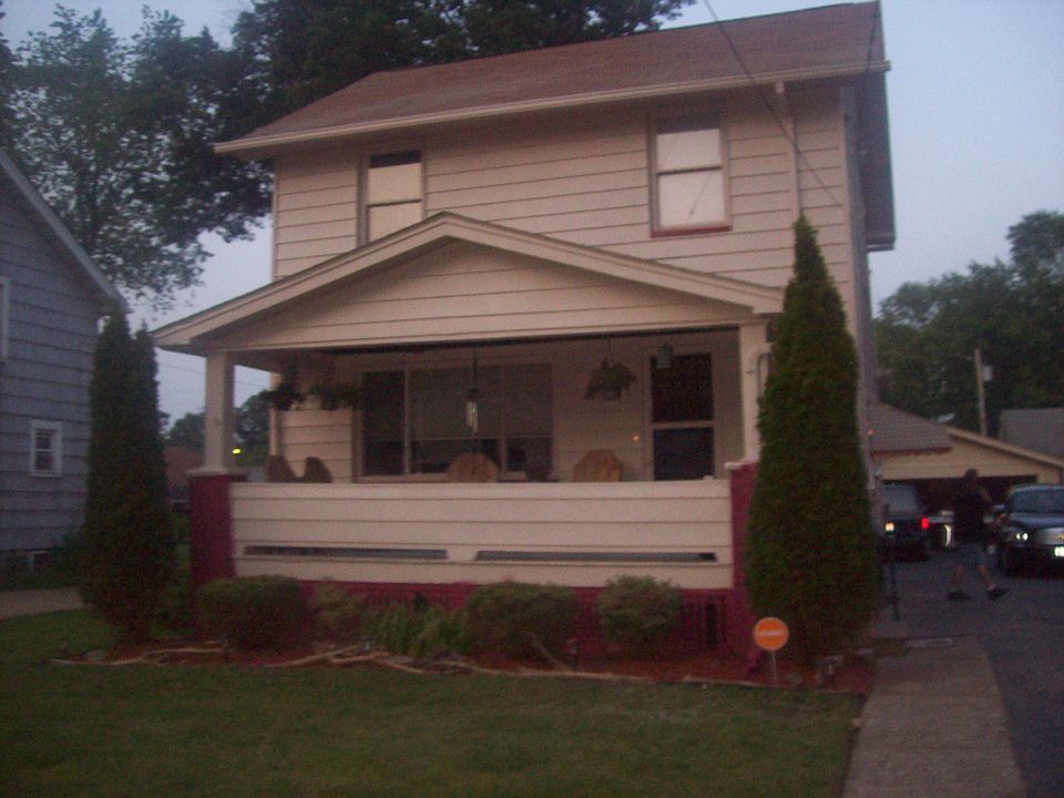 1st image of 909 Francis Ave SE
