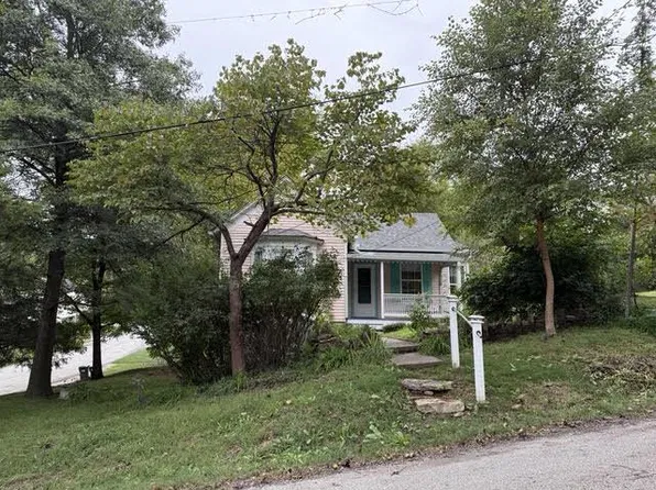 6 W 12th St, Parkville, MO 64152