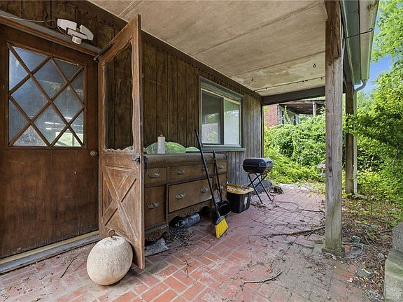 4th image of 31 Conestoga St