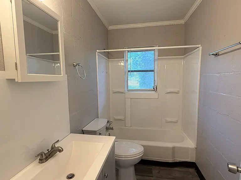 1109 W Wall St — Photo 8