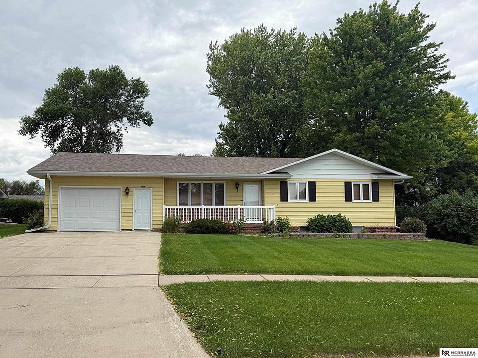 1st image of 102 W Ken Miller Cir
