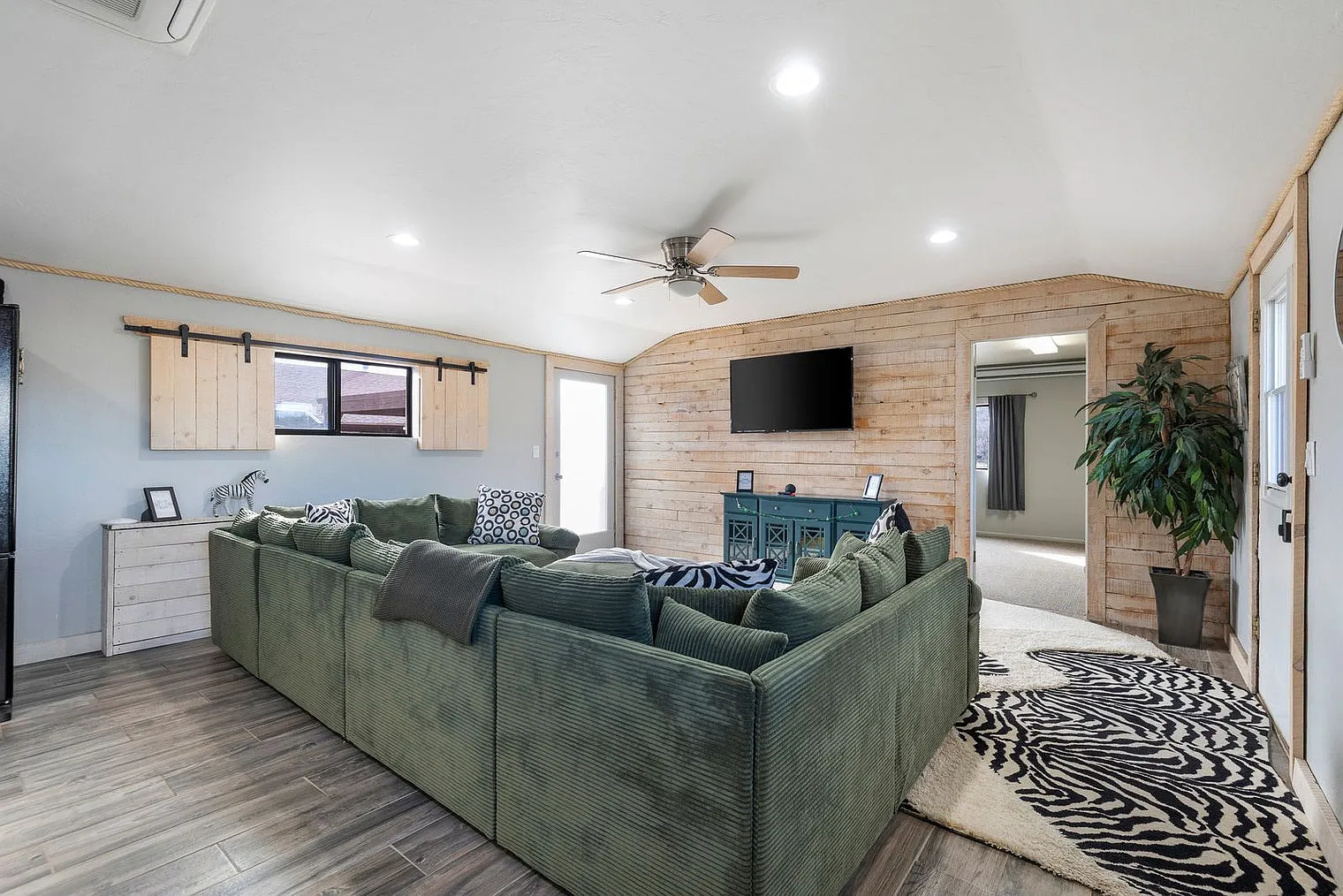 1 bed, 1.0 bath, 1194 sqft, $4,260 — Photo 2
