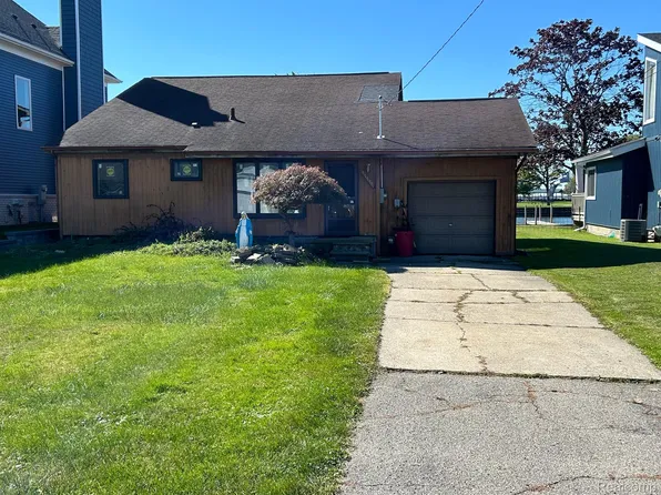 37791 Huron Pointe Dr, Harrison Township, MI 48045