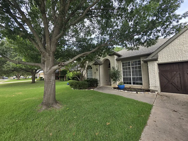 2717 Cliffwood Dr — Photo 3