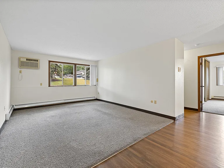 Country Bluff Apartments — Photo 7