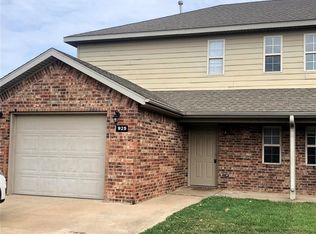 925 Oak Xing, Centerton, AR 72719