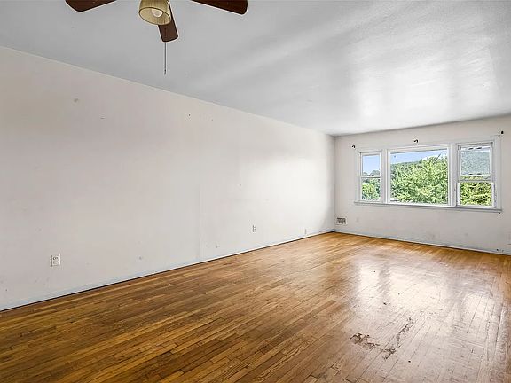 4th image of 49 Valerie Dr #2