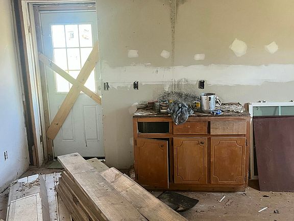 5th image of 1034 Perry Street