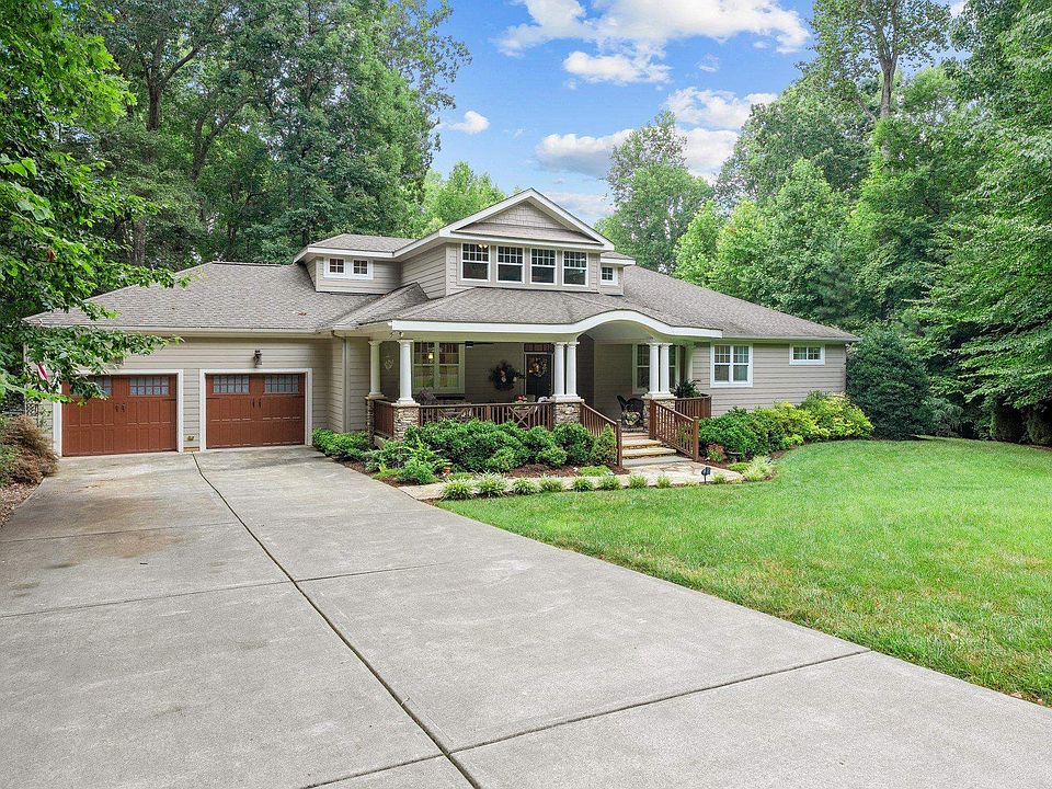1st image of 216 Woodlawn Dr