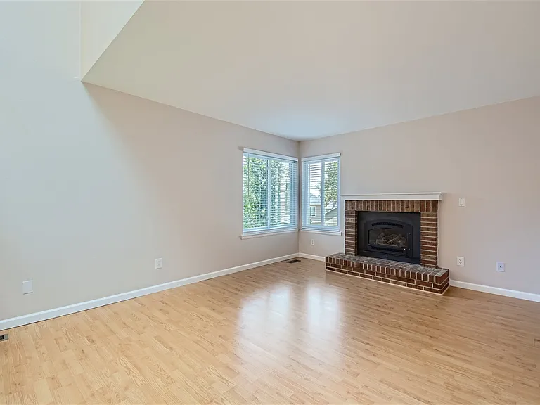 952 Thames St — Photo 21
