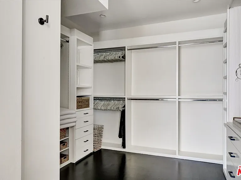 2425 Clement Ave — Photo 13