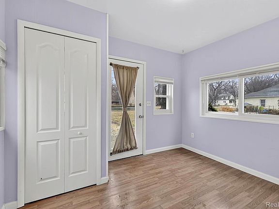 5th image of 146 Virginia St