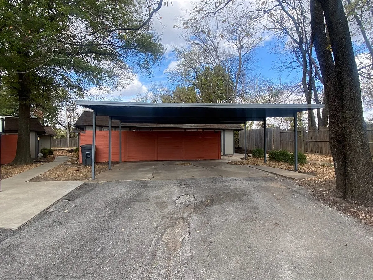 2 bed, 1.5 bath, 2010 sqft, $1,295 — Photo 2