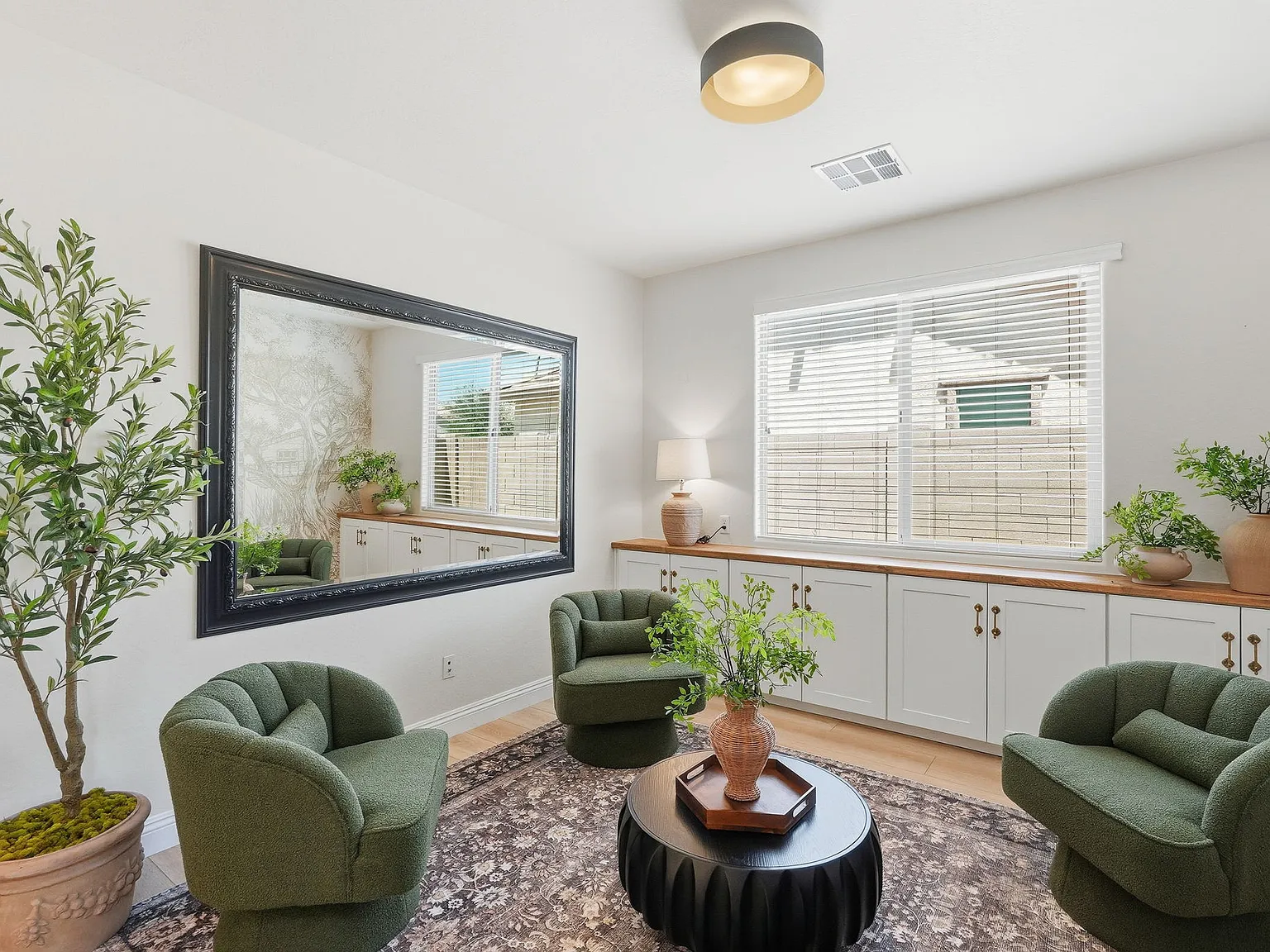 4 bed, 2762 sqft, $5,800 — Photo 2