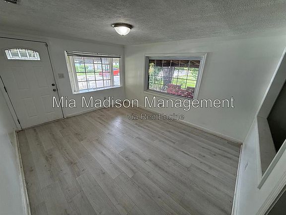 3rd image of 914 Bowden St