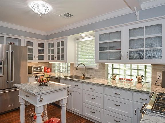 Stunning farm-house kitchen...