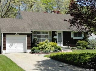 393 Glenmore Ln, Bayport, NY 11705