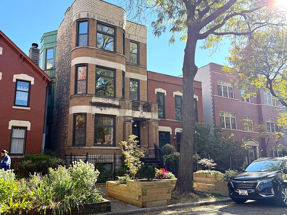 1625 N Oakley Ave #3