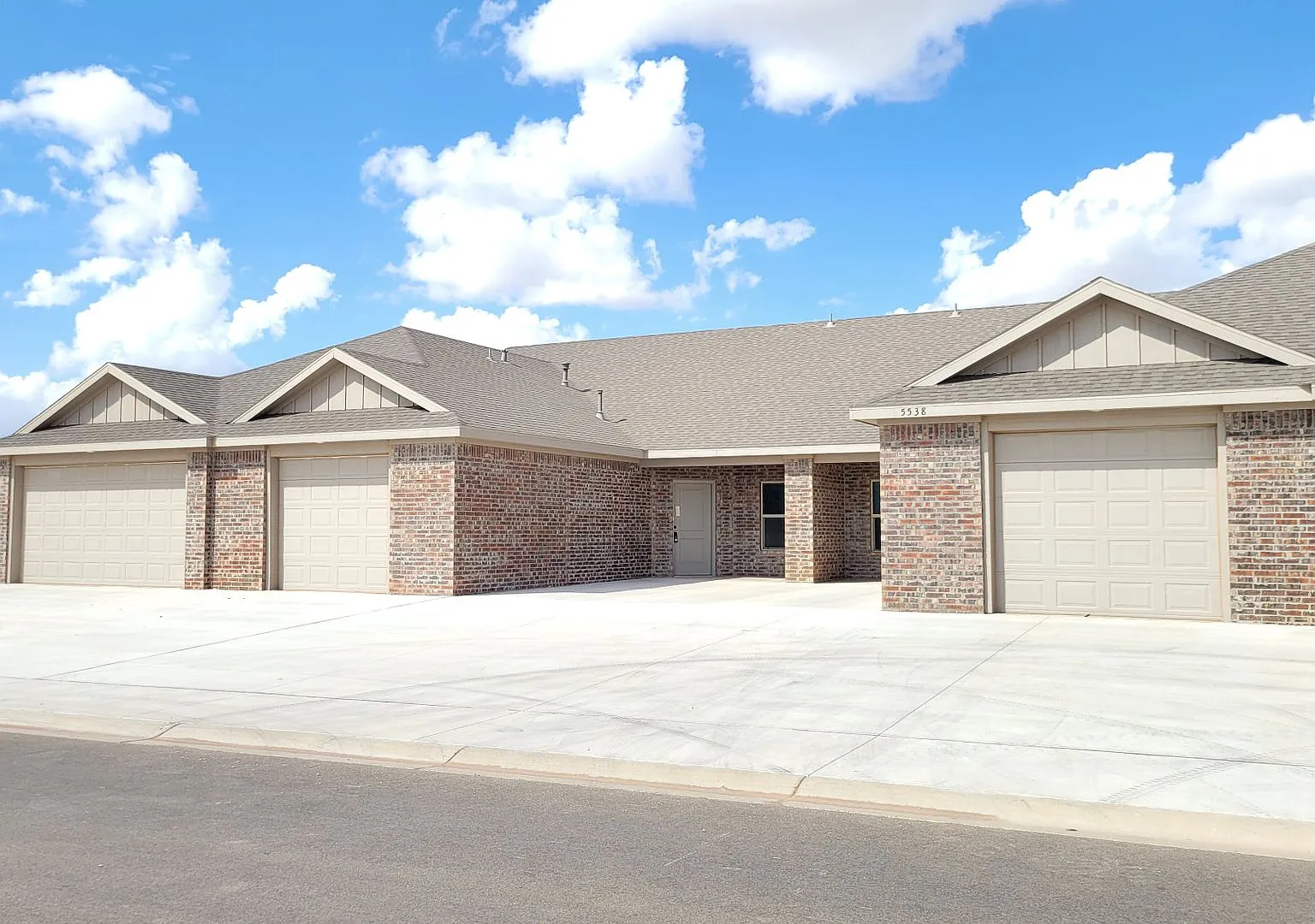 Apply Now! 3/2/2 New Build In Lincoln 16! — Photo 1