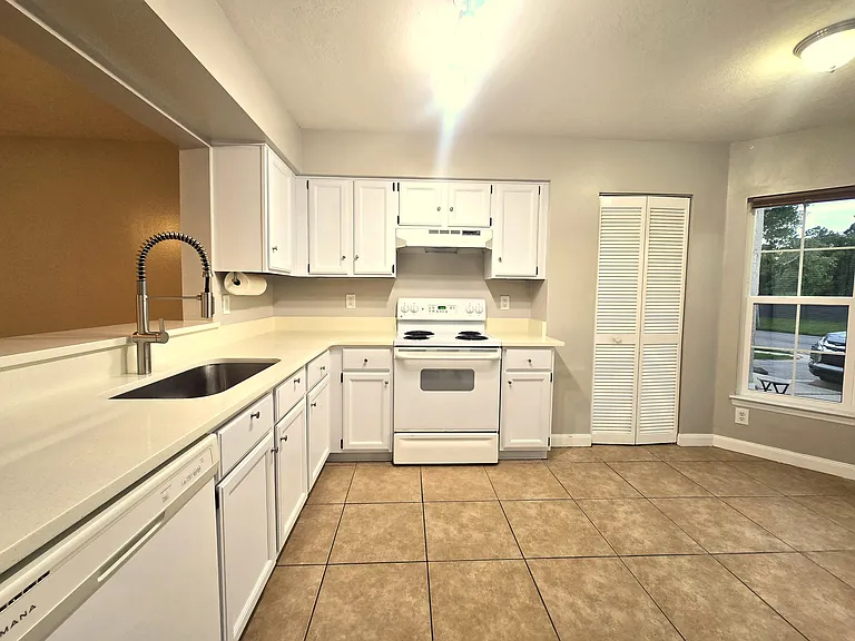 4526 Brook Hollow Cir — Photo 3