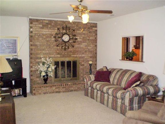 2nd image of 302 Sherry Ln