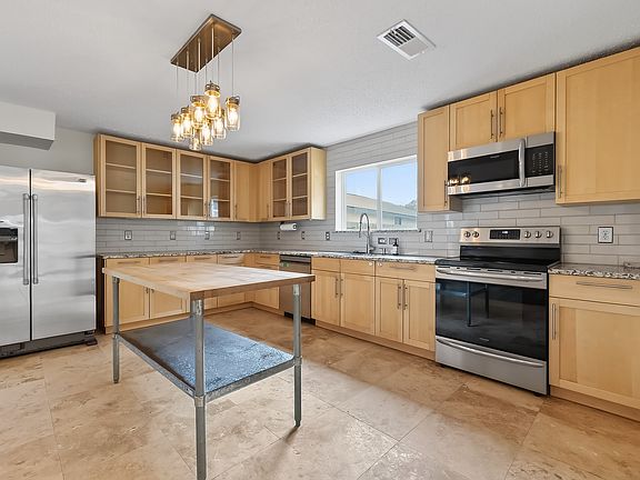 4th image of 16117 Singapore Ln