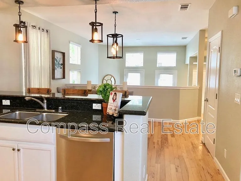 2258 Golden Crest Cmns — Photo 5