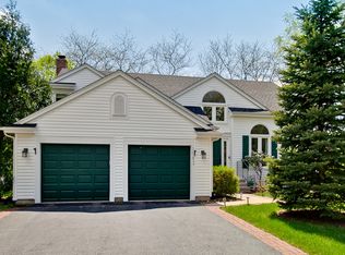 1083 W Royal Oak Dr, Vernon Hills, IL 60061