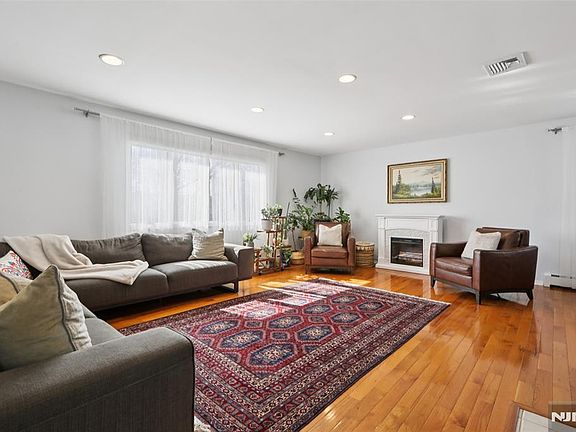 2nd image of 65 Howcroft Rd