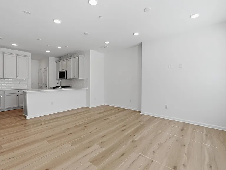 400 Willow Ave #409 — Photo 4
