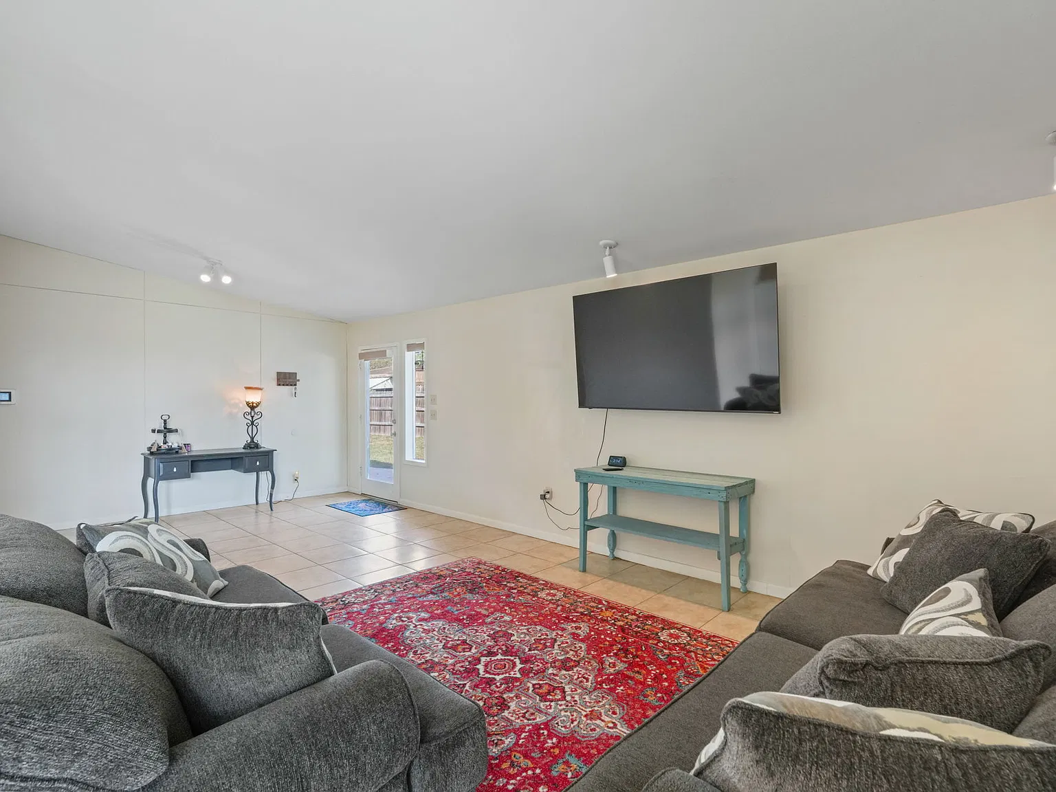 4 bed, 2019 sqft, $2,375 — Photo 4