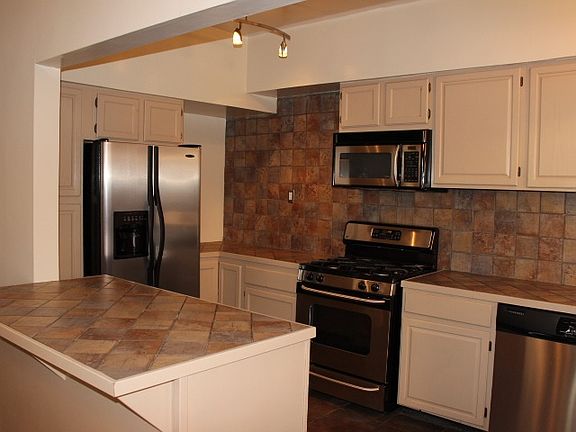 5th image of 737 1/2 N Hayworth Avenue # Fl 1ST
