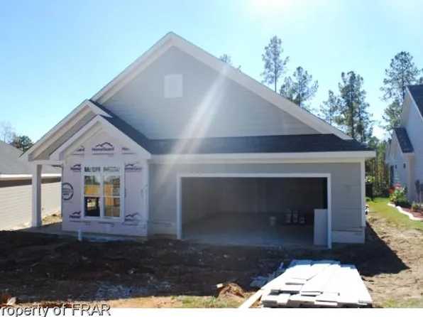 61 Carriage Glen Dr, Spring Lake, NC 28390