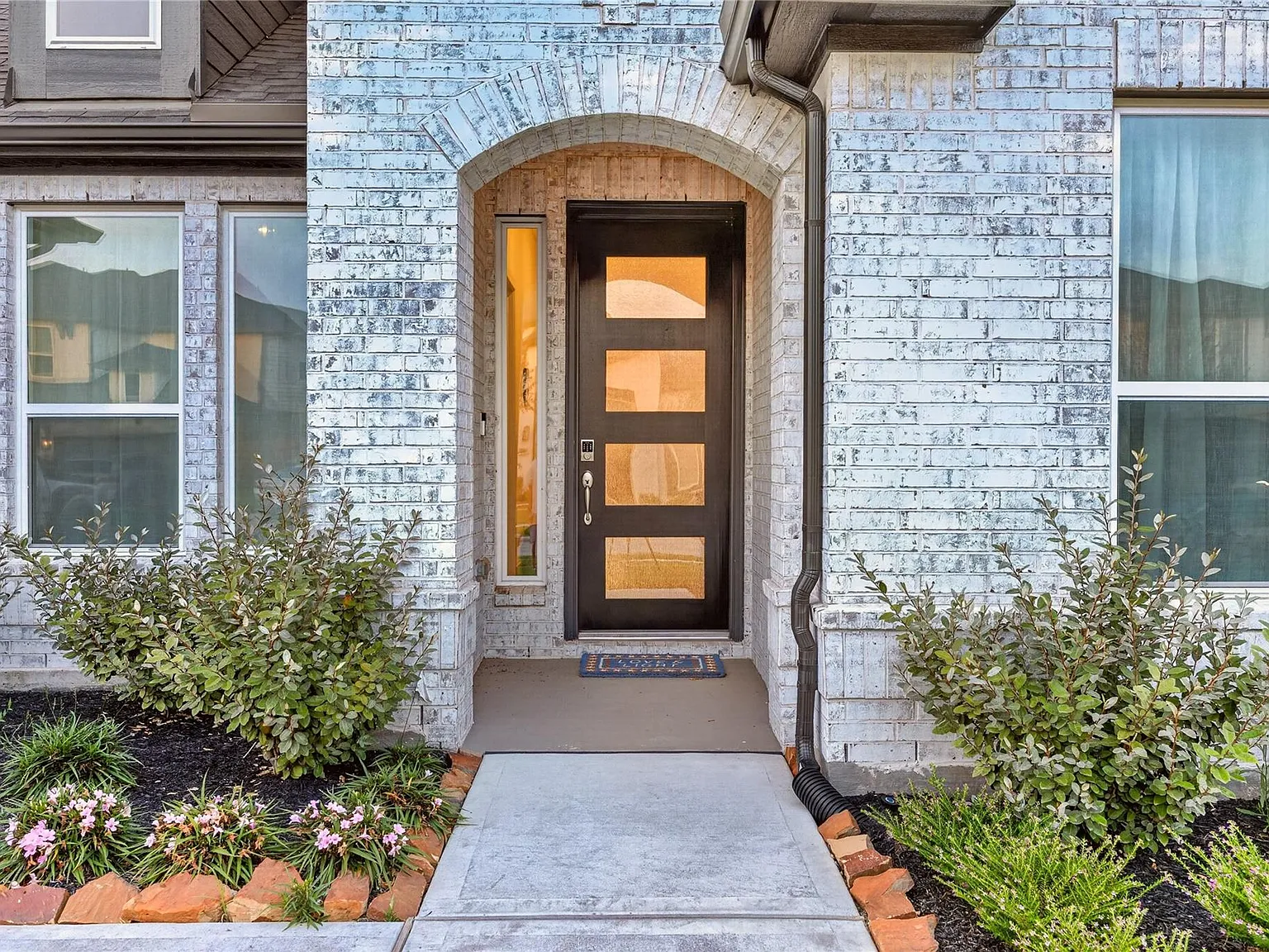 4 bed, 3.0 bath, 3102 sqft, $3,200 — Photo 4