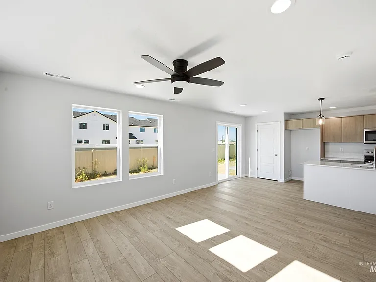 10863 Greensboro St — Photo 7