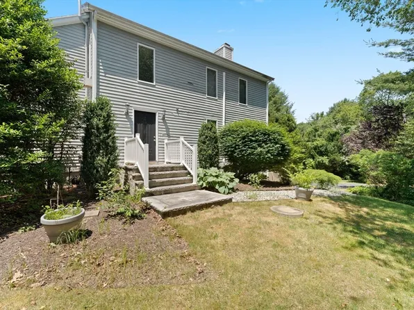 1286 Reed Rd, Dartmouth, MA 02747